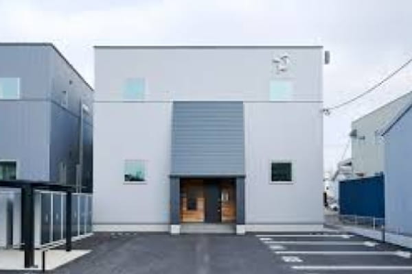シンメトリーな2階建てアパート