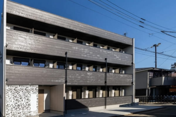 グレー基調の3階建てアパート